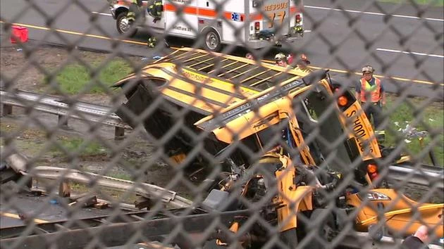 Φονική σύγκρουση σχολικού με απορριμματοφόρο: Δύο νεκροί και 45 τραυματίες (Εικόνες)